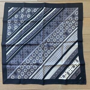 Guess scarf